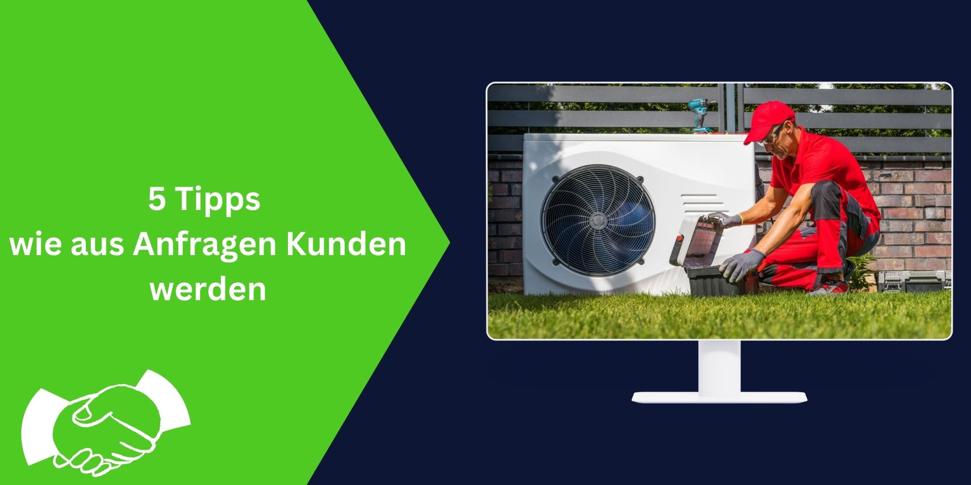 Ein Wärmepumpen-Installateur montiert die Außeneinheit einer Luft-Wasser-Wärmepumpe vor einem Einfamilienhaus – mit dem Slogan ‚5 Tipps wie aus Anfragen Kunden werden‘ als Zusammenfassung des Artikelinhalts.